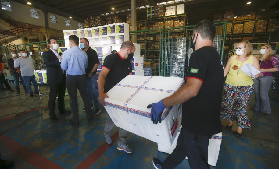 O Governo do Estado inicia nesta sexta-feira (26) uma campanha junto aos municípios do Paraná para vacinar os grupos prioritários de domingo a domingo. A ideia, apresentada pelo governador Carlos Massa Ratinho Junior, é incentivar ainda mais a imunização, valorizar a sua importância na luta contra a pandemia e acelerar a aplicação em cidades que têm mais dificuldades de operacionalizar o Plano Estadual de Vacinação contra a Covid-19. - Curitiba, 26/03/2021 - Foto: Jonathan Campos/AEN