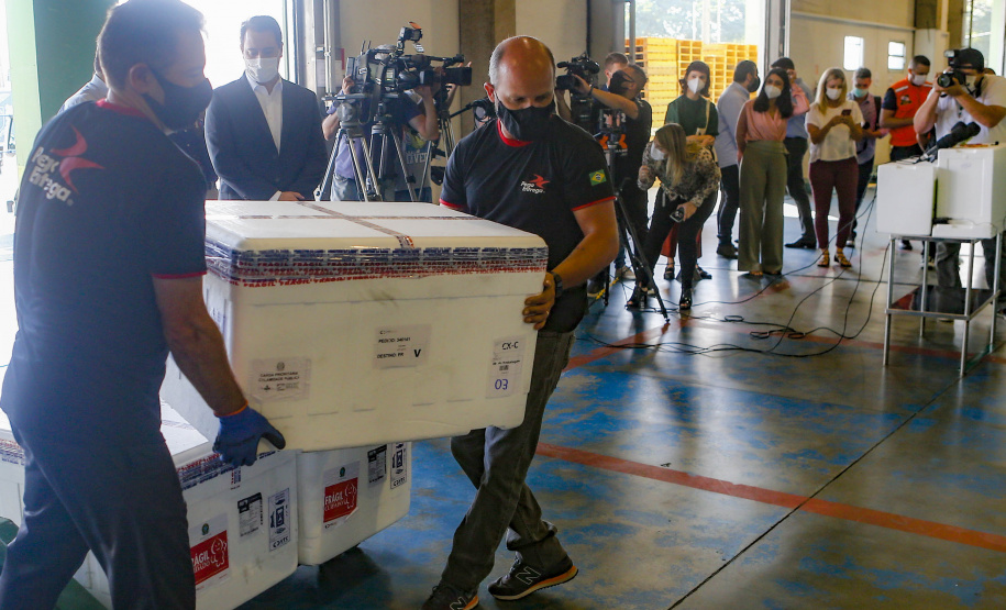 O Governo do Estado inicia nesta sexta-feira (26) uma campanha junto aos municípios do Paraná para vacinar os grupos prioritários de domingo a domingo. A ideia, apresentada pelo governador Carlos Massa Ratinho Junior, é incentivar ainda mais a imunização, valorizar a sua importância na luta contra a pandemia e acelerar a aplicação em cidades que têm mais dificuldades de operacionalizar o Plano Estadual de Vacinação contra a Covid-19. - Curitiba, 26/03/2021 - Foto: Jonathan Campos/AEN