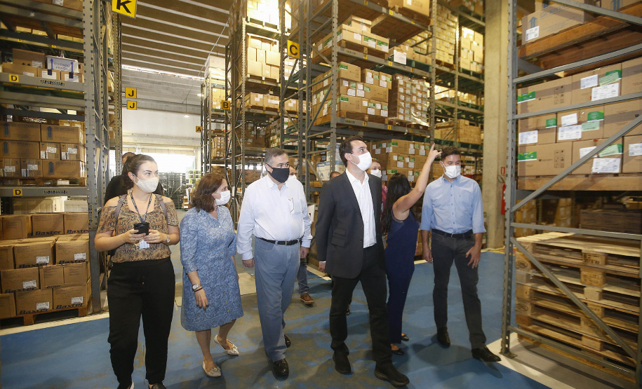 O Governo do Estado inicia nesta sexta-feira (26) uma campanha junto aos municípios do Paraná para vacinar os grupos prioritários de domingo a domingo. A ideia, apresentada pelo governador Carlos Massa Ratinho Junior, é incentivar ainda mais a imunização, valorizar a sua importância na luta contra a pandemia e acelerar a aplicação em cidades que têm mais dificuldades de operacionalizar o Plano Estadual de Vacinação contra a Covid-19. - Curitiba, 26/03/2021 - Foto: Jonathan Campos/AEN