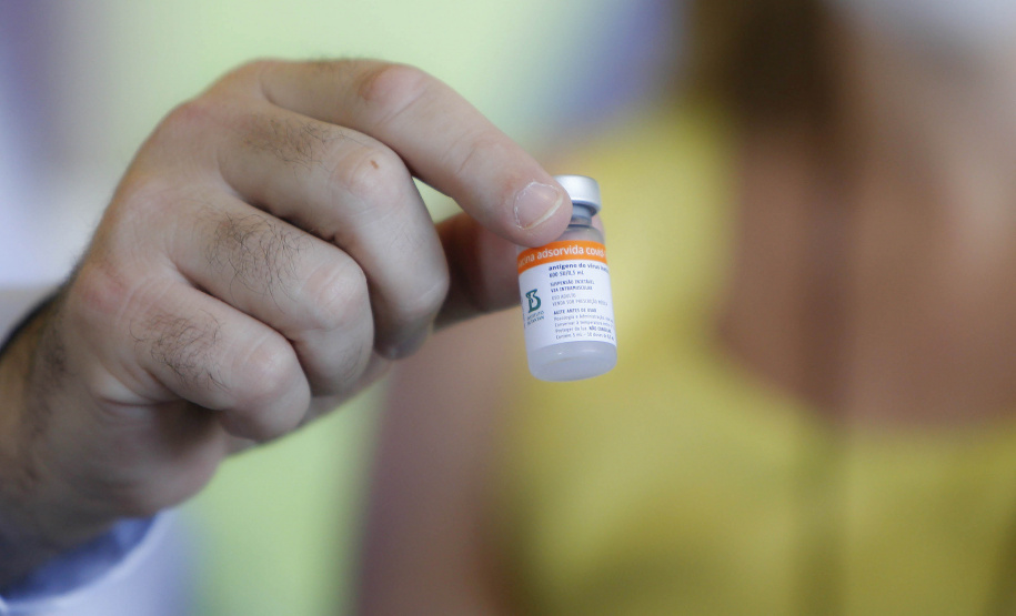 O Governo do Estado inicia nesta sexta-feira (26) uma campanha junto aos municípios do Paraná para vacinar os grupos prioritários de domingo a domingo. A ideia, apresentada pelo governador Carlos Massa Ratinho Junior, é incentivar ainda mais a imunização, valorizar a sua importância na luta contra a pandemia e acelerar a aplicação em cidades que têm mais dificuldades de operacionalizar o Plano Estadual de Vacinação contra a Covid-19. - Curitiba, 26/03/2021 - Foto: Jonathan Campos/AEN