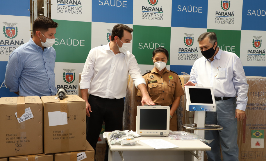 Governador Carlos Massa Ratinho Junior acompanha, no Cemepar, a distribuição de medicamentos e e respiradores. Foto: Ari Dias