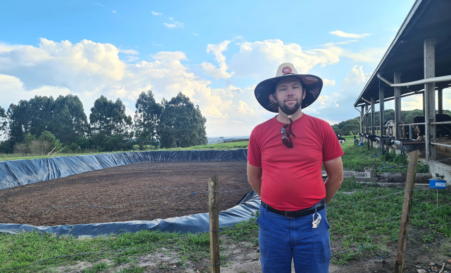 Parceria entre Sanepar e Frísia protege mananciais e beneficia produtores - O bovinocultor Marcelino Mondeo verificou ganhos na sua produção após a instalação da esterqueira. - Foto: Divulgação Sanepar