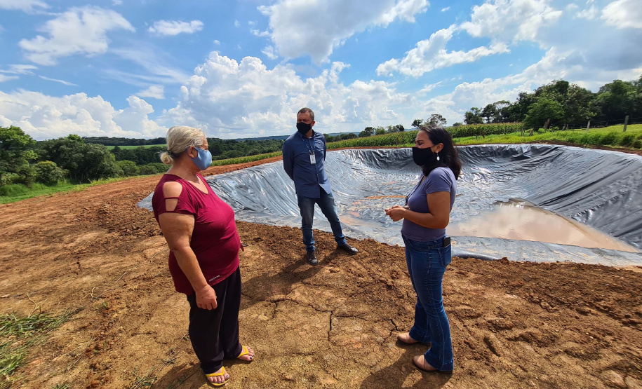 Parceria entre Sanepar e Frísia protege mananciais e beneficia produtores. - Técnicos da Frísia e da Sanepar acompanham o andamento do projeto - Foto: Divulgação Sanepar