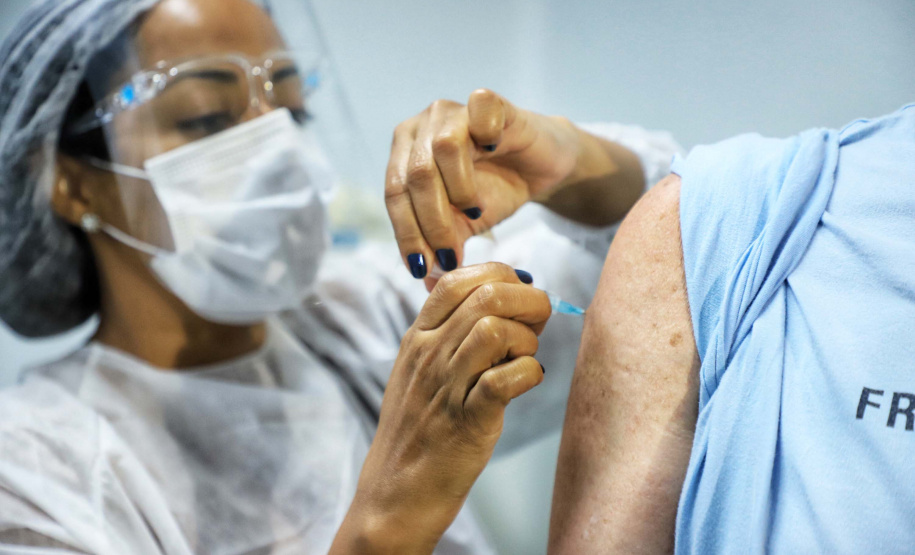 O governador Carlos Massa Ratinho Junior, participa neste domingo (28) da imunização em grupos prioritários em Apucarana. Foto: JJose Fernando Ogura/AEN