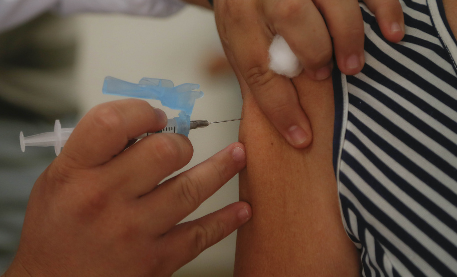 O governador Carlos Massa Ratinho Junior, participa neste domingo (28) da imunização em grupos prioritários em Apucarana. Foto: Jonathan Campos/AEN