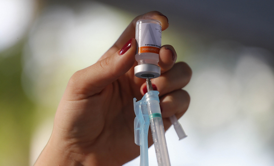 O governador Carlos Massa Ratinho Junior, participa neste domingo (28) da imunização em grupos prioritários em Apucarana. Foto: Jonathan Campos/AEN