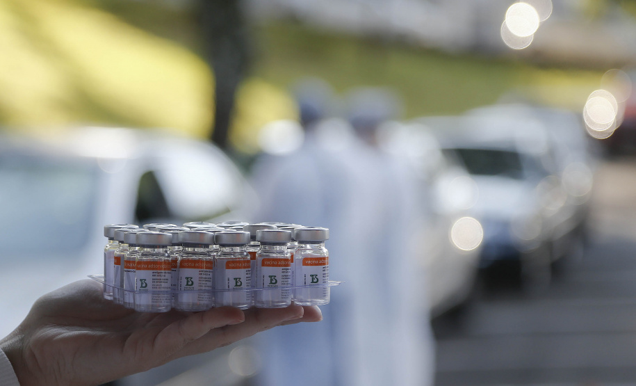 O governador Carlos Massa Ratinho Junior, participa neste domingo (28) da imunização em grupos prioritários em Apucarana. Foto: Jonathan Campos/AEN