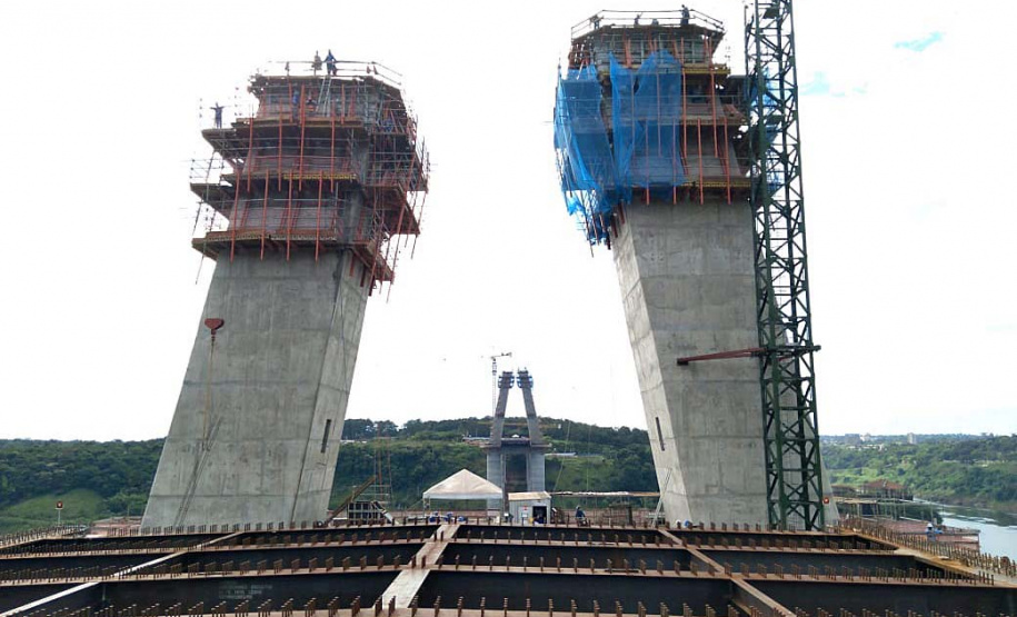 Nova ponte entre Brasil e Paraguai alcança 49% de conclusão . Foto:DER
