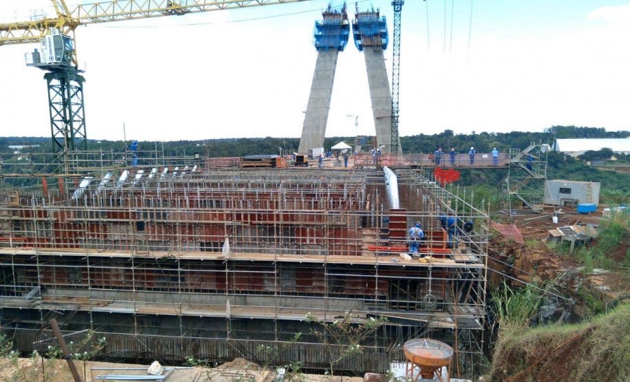 Nova ponte entre Brasil e Paraguai alcança 49% de conclusão . Foto:DER