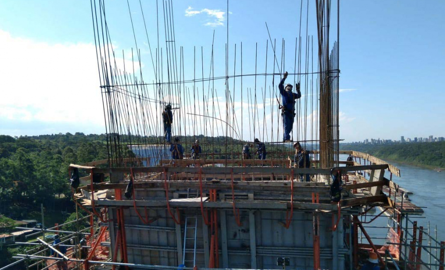 Nova ponte entre Brasil e Paraguai alcança 49% de conclusão . Foto:DER