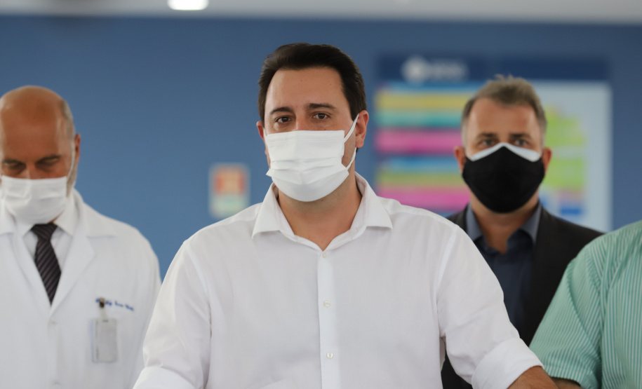 Leitos Campo Largo O governador Carlos Massa Ratinho Junior e o secretário estadual da Saúde, Beto Preto, no Hospital do Rocio nesta segunda-feira (29), para a abertura de 50 novos leitos UTI SUS exclusivos para Covid-19. Acompanhados do Diretor Geral do Hospital, Luiz Ernesto Wendler e o do prefeito de Campo Largo, Mauricio Rivabem. 29/03/2021 - Foto: Geraldo Bubniak/AEN