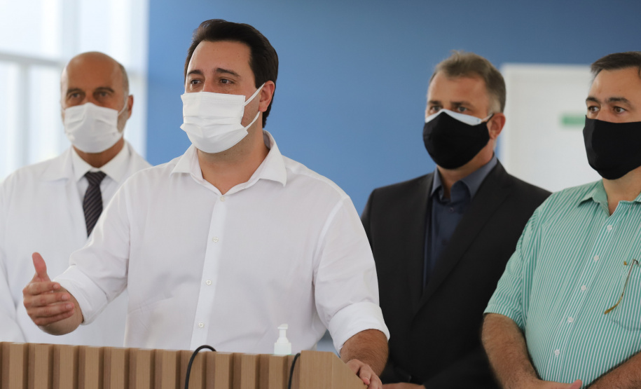 Leitos Campo Largo O governador Carlos Massa Ratinho Junior e o secretário estadual da Saúde, Beto Preto, no Hospital do Rocio nesta segunda-feira (29), para a abertura de 50 novos leitos UTI SUS exclusivos para Covid-19. Acompanhados do Diretor Geral do Hospital, Luiz Ernesto Wendler e o do prefeito de Campo Largo, Mauricio Rivabem. 29/03/2021 - Foto: Geraldo Bubniak/AEN