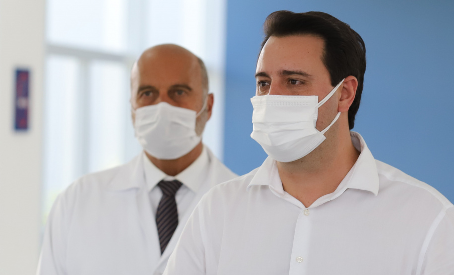Leitos Campo Largo O governador Carlos Massa Ratinho Junior e o secretário estadual da Saúde, Beto Preto, no Hospital do Rocio nesta segunda-feira (29), para a abertura de 50 novos leitos UTI SUS exclusivos para Covid-19. Acompanhados do Diretor Geral do Hospital, Luiz Ernesto Wendler e o do prefeito de Campo Largo, Mauricio Rivabem. 29/03/2021 - Foto: Geraldo Bubniak/AEN