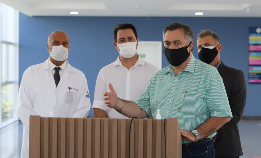 Leitos Campo Largo O governador Carlos Massa Ratinho Junior e o secretário estadual da Saúde, Beto Preto, no Hospital do Rocio nesta segunda-feira (29), para a abertura de 50 novos leitos UTI SUS exclusivos para Covid-19. Acompanhados do Diretor Geral do Hospital, Luiz Ernesto Wendler e o do prefeito de Campo Largo, Mauricio Rivabem. 29/03/2021 - Foto: Geraldo Bubniak/AEN