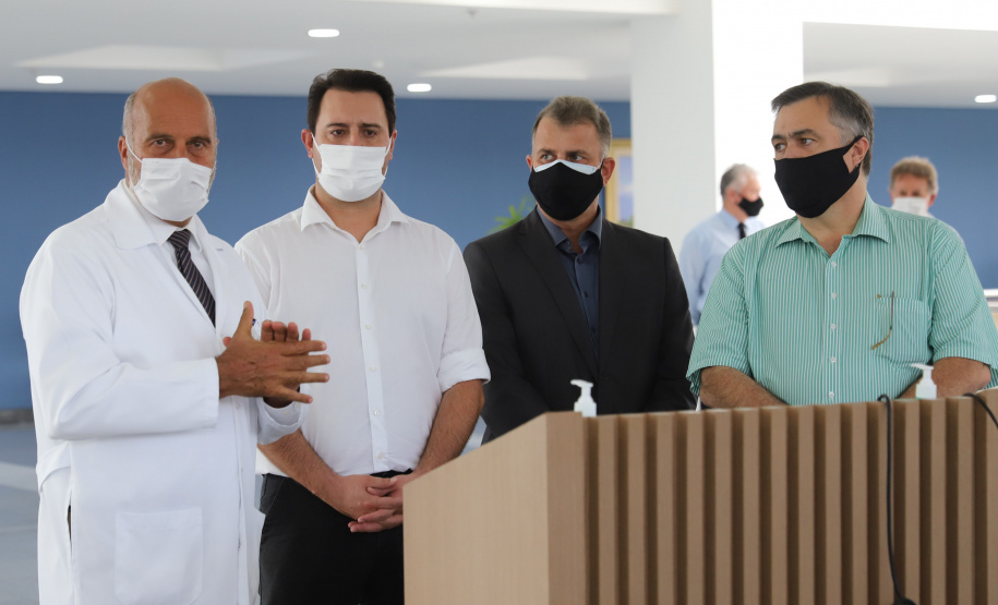 Leitos Campo Largo O governador Carlos Massa Ratinho Junior e o secretário estadual da Saúde, Beto Preto, no Hospital do Rocio nesta segunda-feira (29), para a abertura de 50 novos leitos UTI SUS exclusivos para Covid-19. Acompanhados do Diretor Geral do Hospital, Luiz Ernesto Wendler e o do prefeito de Campo Largo, Mauricio Rivabem. 29/03/2021 - Foto: Geraldo Bubniak/AEN