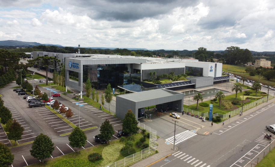 Leitos Campo Largo O governador Carlos Massa Ratinho Junior e o secretário estadual da Saúde, Beto Preto, no Hospital do Rocio nesta segunda-feira (29), para a abertura de 50 novos leitos UTI SUS exclusivos para Covid-19. Acompanhados do Diretor Geral do Hospital, Luiz Ernesto Wendler e o do prefeito de Campo Largo, Mauricio Rivabem. 29/03/2021 - Foto: Geraldo Bubniak/AEN