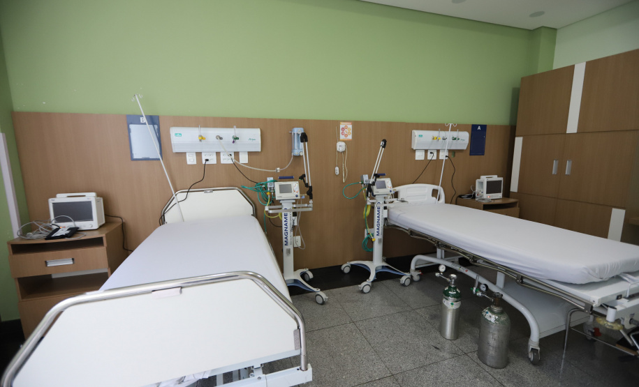 Leitos Campo Largo O governador Carlos Massa Ratinho Junior e o secretário estadual da Saúde, Beto Preto, no Hospital do Rocio nesta segunda-feira (29), para a abertura de 50 novos leitos UTI SUS exclusivos para Covid-19. Acompanhados do Diretor Geral do Hospital, Luiz Ernesto Wendler e o do prefeito de Campo Largo, Mauricio Rivabem. 29/03/2021 - Foto: Geraldo Bubniak/AEN