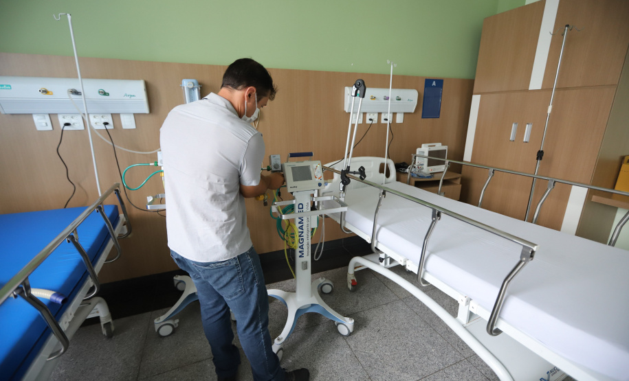 Leitos Campo Largo O governador Carlos Massa Ratinho Junior e o secretário estadual da Saúde, Beto Preto, no Hospital do Rocio nesta segunda-feira (29), para a abertura de 50 novos leitos UTI SUS exclusivos para Covid-19. Acompanhados do Diretor Geral do Hospital, Luiz Ernesto Wendler e o do prefeito de Campo Largo, Mauricio Rivabem. 29/03/2021 - Foto: Geraldo Bubniak/AEN