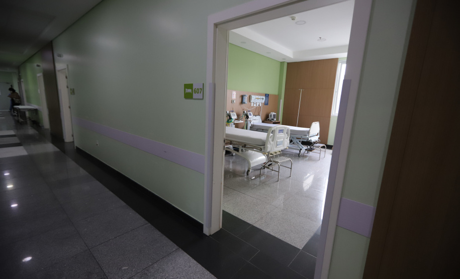 Leitos Campo Largo O governador Carlos Massa Ratinho Junior e o secretário estadual da Saúde, Beto Preto, no Hospital do Rocio nesta segunda-feira (29), para a abertura de 50 novos leitos UTI SUS exclusivos para Covid-19. Acompanhados do Diretor Geral do Hospital, Luiz Ernesto Wendler e o do prefeito de Campo Largo, Mauricio Rivabem. 29/03/2021 - Foto: Geraldo Bubniak/AEN