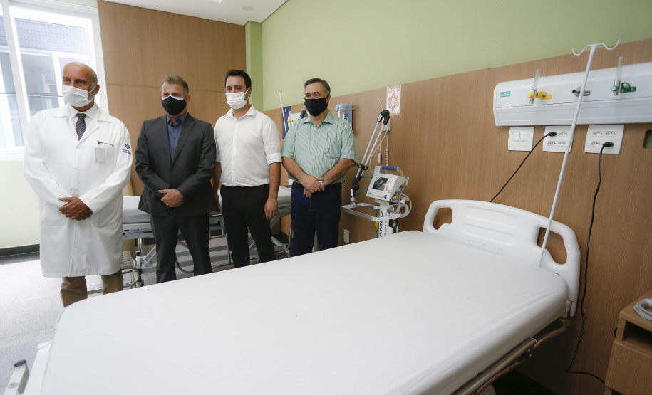 O governador Carlos Massa Ratinho Junior e o secretário estadual da Saúde, Beto Preto, entregam 50 novos leitos UTI SUS exclusivos para Covid-19 no Hospital do Rocio, em Campo Largo. Foto: Jonathan Campos/AEN