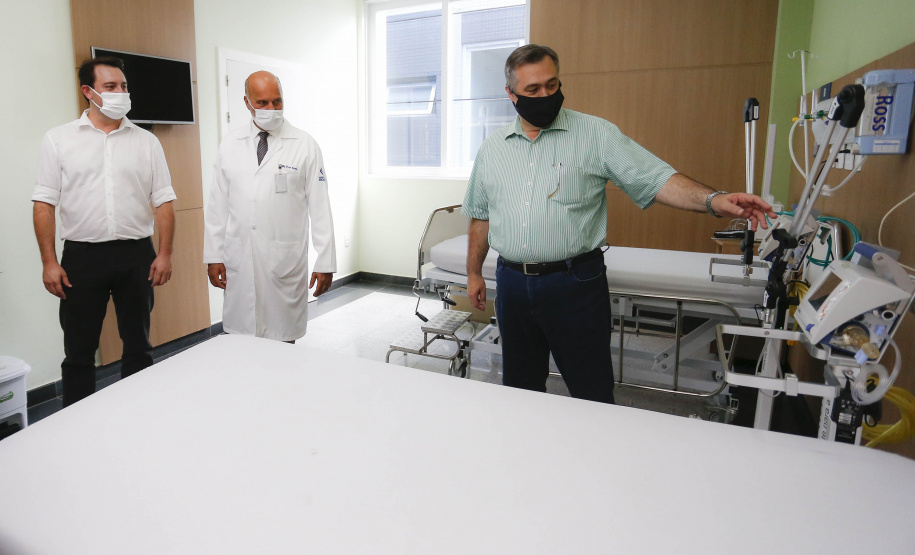 O governador Carlos Massa Ratinho Junior e o secretário estadual da Saúde, Beto Preto, entregam 50 novos leitos UTI SUS exclusivos para Covid-19 no Hospital do Rocio, em Campo Largo. Foto: Jonathan Campos/AEN