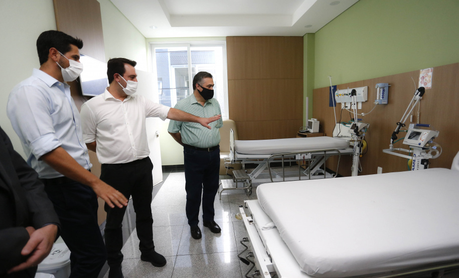 O governador Carlos Massa Ratinho Junior e o secretário estadual da Saúde, Beto Preto, entregam 50 novos leitos UTI SUS exclusivos para Covid-19 no Hospital do Rocio, em Campo Largo. Foto: Jonathan Campos/AEN