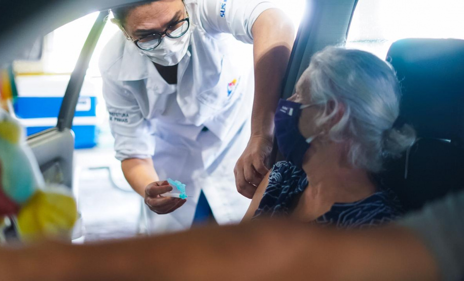 PINHAIS - Municípios do Paraná aderem à vacinação de domingo a domingo.Foto: Guilherme Flores