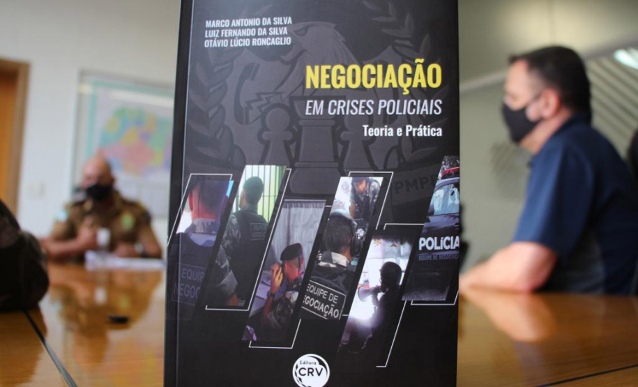 Com a proposta de aliar doutrina com a prática para disseminar conhecimento aos profissionais de segurança pública, oficiais da Polícia Militar do Paraná escreveram o livro Negociação em Crises Policiais - Teoria e Prática