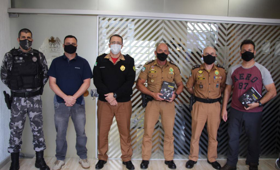 Com a proposta de aliar doutrina com a prática para disseminar conhecimento aos profissionais de segurança pública, oficiais da Polícia Militar do Paraná escreveram o livro Negociação em Crises Policiais - Teoria e Prática