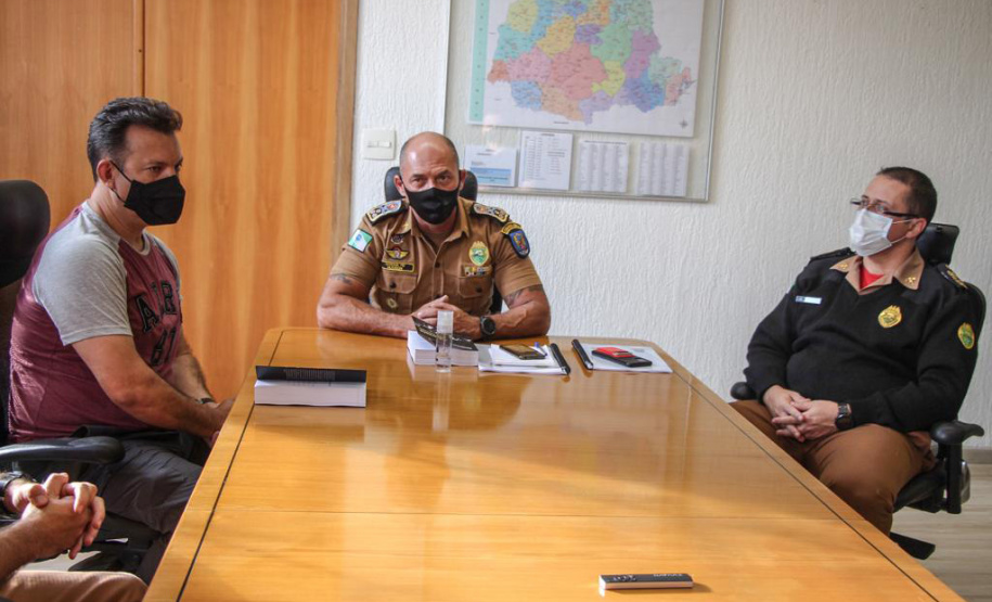 Com a proposta de aliar doutrina com a prática para disseminar conhecimento aos profissionais de segurança pública, oficiais da Polícia Militar do Paraná escreveram o livro Negociação em Crises Policiais - Teoria e Prática