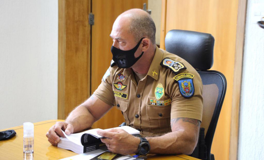 Com a proposta de aliar doutrina com a prática para disseminar conhecimento aos profissionais de segurança pública, oficiais da Polícia Militar do Paraná escreveram o livro Negociação em Crises Policiais - Teoria e Prática