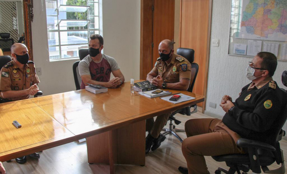 Com a proposta de aliar doutrina com a prática para disseminar conhecimento aos profissionais de segurança pública, oficiais da Polícia Militar do Paraná escreveram o livro Negociação em Crises Policiais - Teoria e Prática