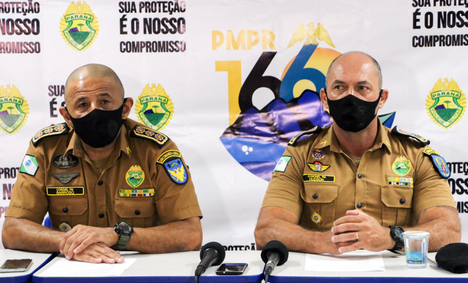 30-03-2021 Coletiva de Imprensa Um grupo responsável pelo tráfico de drogas na região do Vitória Régia, na Cidade Industrial de Curitiba, foi alvo da Operação Palácios da Polícia Militar nesta terça-feira (30/03). As equipes cumpriram 23 mandados de Busca e Apreensão e 12 mandados de Prisão em pontos de venda e consumo de drogas e nas residências de pessoas envolvidas com a atividade criminosa. - Curitiba, 30/03/2021 - Foto: Soldado Amanda Marais