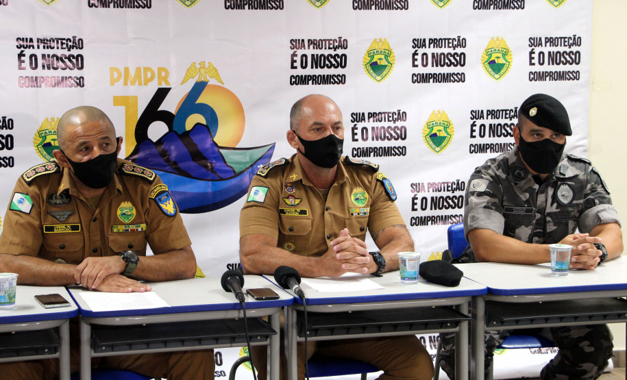 30-03-2021 Coletiva de Imprensa Um grupo responsável pelo tráfico de drogas na região do Vitória Régia, na Cidade Industrial de Curitiba, foi alvo da Operação Palácios da Polícia Militar nesta terça-feira (30/03). As equipes cumpriram 23 mandados de Busca e Apreensão e 12 mandados de Prisão em pontos de venda e consumo de drogas e nas residências de pessoas envolvidas com a atividade criminosa. - Curitiba, 30/03/2021 - Foto: Soldado Amanda Marais