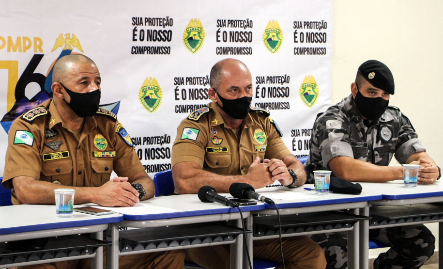 30-03-2021 Coletiva de Imprensa Um grupo responsável pelo tráfico de drogas na região do Vitória Régia, na Cidade Industrial de Curitiba, foi alvo da Operação Palácios da Polícia Militar nesta terça-feira (30/03). As equipes cumpriram 23 mandados de Busca e Apreensão e 12 mandados de Prisão em pontos de venda e consumo de drogas e nas residências de pessoas envolvidas com a atividade criminosa. - Curitiba, 30/03/2021 - Foto: Soldado Amanda Marais
