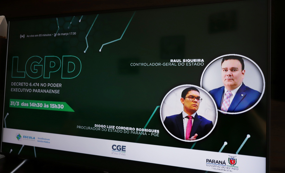 A Controladoria-Geral do Estado (CGE) programou uma série de seminários online para esclarecer servidores estaduais sobre a Lei Geral de Proteção de Dados ? LGPD. Nesta quarta-feira (31) será abordado o decreto 6.474/2020, que regulamenta a lei, com a participação do controlador-geral do Estado, Raul Siqueira, e Diogo Rodrigues, procurador do Estado do Paraná. - Curitiba, 31/03/2021 - Foto: Geraldo Bubniak/AEN
