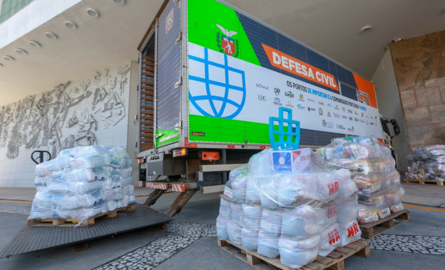 Comunidade portuária arrecada 9 mil cestas básicas para doação[gravata] Funcionários dos portos do Paraná, empresas e órgãos que atuam em Paranaguá e Antonina participam da segunda edição da campanha Cesta Solidária, promovida pela Superintendência Geral de Ação Solidária (SGAS). Foram arrecadadas 125 toneladas de alimentos, parte deles entregues nesta quarta-feira (31) ao governador Carlos Massa Ratinho Junior. - Curitiba, 31/03/2021 - Foto: Valdelino Pontes