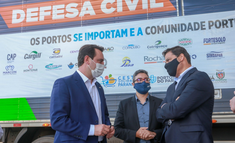 Comunidade portuária arrecada 9 mil cestas básicas para doação[gravata] Funcionários dos portos do Paraná, empresas e órgãos que atuam em Paranaguá e Antonina participam da segunda edição da campanha Cesta Solidária, promovida pela Superintendência Geral de Ação Solidária (SGAS). Foram arrecadadas 125 toneladas de alimentos, parte deles entregues nesta quarta-feira (31) ao governador Carlos Massa Ratinho Junior. - Curitiba, 31/03/2021 - Foto: Valdelino Pontes