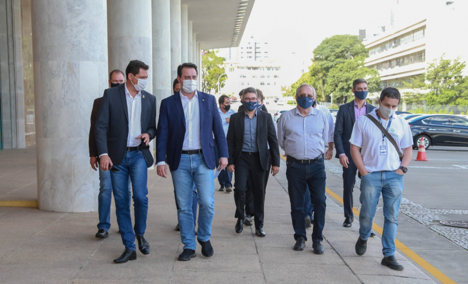 Comunidade portuária arrecada 9 mil cestas básicas para doação[gravata] Funcionários dos portos do Paraná, empresas e órgãos que atuam em Paranaguá e Antonina participam da segunda edição da campanha Cesta Solidária, promovida pela Superintendência Geral de Ação Solidária (SGAS). Foram arrecadadas 125 toneladas de alimentos, parte deles entregues nesta quarta-feira (31) ao governador Carlos Massa Ratinho Junior. - Curitiba, 31/03/2021 - Foto: Valdelino Pontes