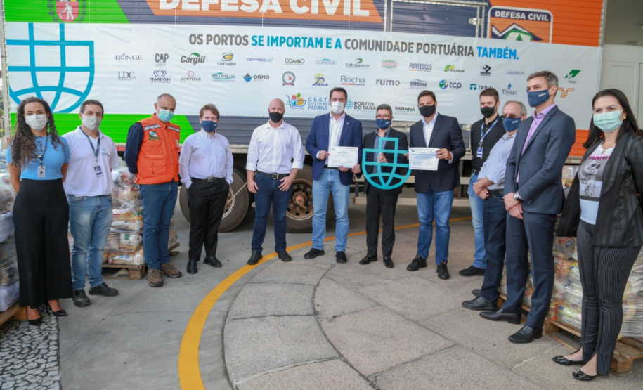 Comunidade portuária arrecada 9 mil cestas básicas para doação[gravata] Funcionários dos portos do Paraná, empresas e órgãos que atuam em Paranaguá e Antonina participam da segunda edição da campanha Cesta Solidária, promovida pela Superintendência Geral de Ação Solidária (SGAS). Foram arrecadadas 125 toneladas de alimentos, parte deles entregues nesta quarta-feira (31) ao governador Carlos Massa Ratinho Junior. - Curitiba, 31/03/2021 - Foto: Valdelino Pontes