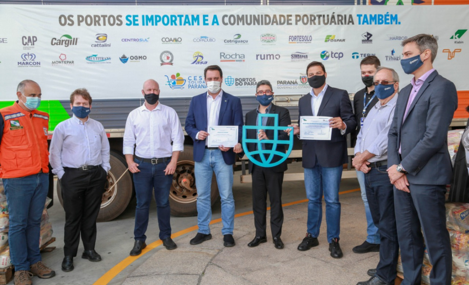 Comunidade portuária arrecada 9 mil cestas básicas para doação[gravata] Funcionários dos portos do Paraná, empresas e órgãos que atuam em Paranaguá e Antonina participam da segunda edição da campanha Cesta Solidária, promovida pela Superintendência Geral de Ação Solidária (SGAS). Foram arrecadadas 125 toneladas de alimentos, parte deles entregues nesta quarta-feira (31) ao governador Carlos Massa Ratinho Junior. - Curitiba, 31/03/2021 - Foto: Valdelino Pontes