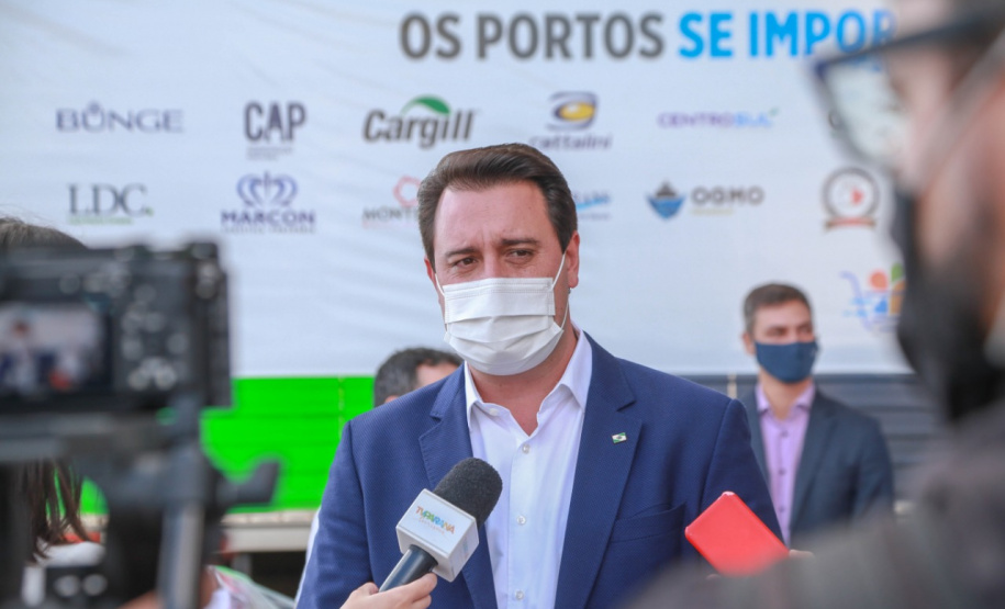 Comunidade portuária arrecada 9 mil cestas básicas para doação[gravata] Funcionários dos portos do Paraná, empresas e órgãos que atuam em Paranaguá e Antonina participam da segunda edição da campanha Cesta Solidária, promovida pela Superintendência Geral de Ação Solidária (SGAS). Foram arrecadadas 125 toneladas de alimentos, parte deles entregues nesta quarta-feira (31) ao governador Carlos Massa Ratinho Junior. - Curitiba, 31/03/2021 - Foto: Valdelino Pontes