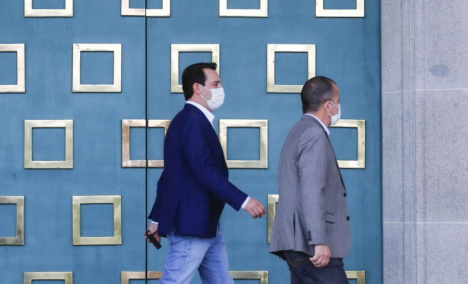 Comunidade portuária arrecada 9 mil cestas básicas para doação[gravata] Funcionários dos portos do Paraná, empresas e órgãos que atuam em Paranaguá e Antonina participam da segunda edição da campanha Cesta Solidária, promovida pela Superintendência Geral de Ação Solidária (SGAS). Foram arrecadadas 125 toneladas de alimentos, parte deles entregues nesta quarta-feira (31) ao governador Carlos Massa Ratinho Junior.  -  Curitiba, 31/03/2021  -  Foto: Jonathan Campos/AEN