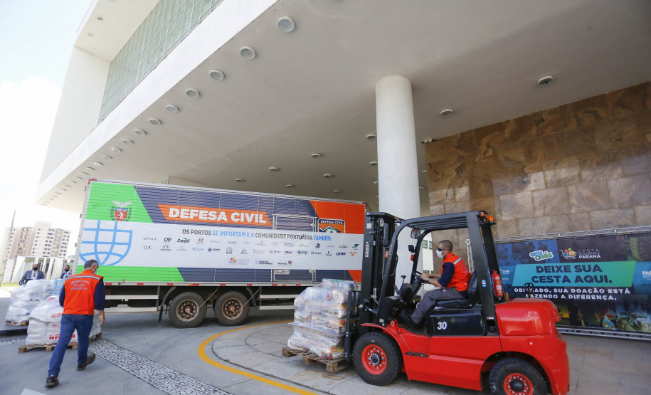 Comunidade portuária arrecada 9 mil cestas básicas para doação[gravata] Funcionários dos portos do Paraná, empresas e órgãos que atuam em Paranaguá e Antonina participam da segunda edição da campanha Cesta Solidária, promovida pela Superintendência Geral de Ação Solidária (SGAS). Foram arrecadadas 125 toneladas de alimentos, parte deles entregues nesta quarta-feira (31) ao governador Carlos Massa Ratinho Junior.  -  Curitiba, 31/03/2021  -  Foto: Jonathan Campos/AEN