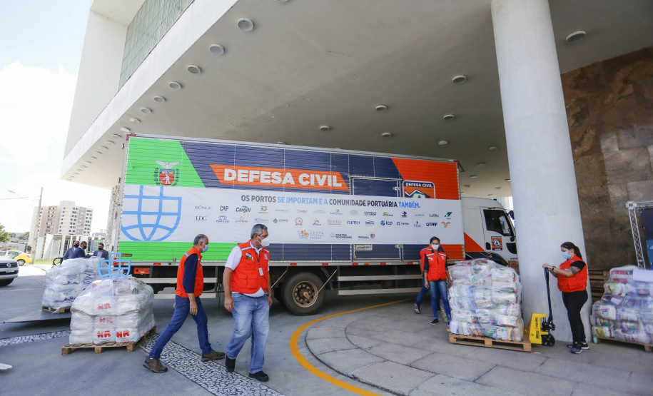 Comunidade portuária arrecada 9 mil cestas básicas para doação[gravata] Funcionários dos portos do Paraná, empresas e órgãos que atuam em Paranaguá e Antonina participam da segunda edição da campanha Cesta Solidária, promovida pela Superintendência Geral de Ação Solidária (SGAS). Foram arrecadadas 125 toneladas de alimentos, parte deles entregues nesta quarta-feira (31) ao governador Carlos Massa Ratinho Junior.  -  Curitiba, 31/03/2021  -  Foto: Jonathan Campos/AEN