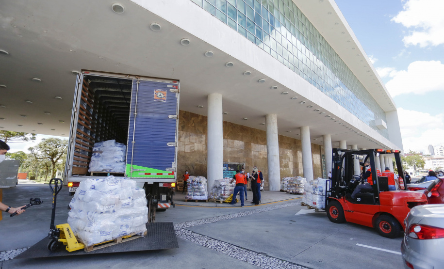 Comunidade portuária arrecada 9 mil cestas básicas para doação[gravata] Funcionários dos portos do Paraná, empresas e órgãos que atuam em Paranaguá e Antonina participam da segunda edição da campanha Cesta Solidária, promovida pela Superintendência Geral de Ação Solidária (SGAS). Foram arrecadadas 125 toneladas de alimentos, parte deles entregues nesta quarta-feira (31) ao governador Carlos Massa Ratinho Junior.  -  Curitiba, 31/03/2021  -  Foto: Jonathan Campos/AEN
