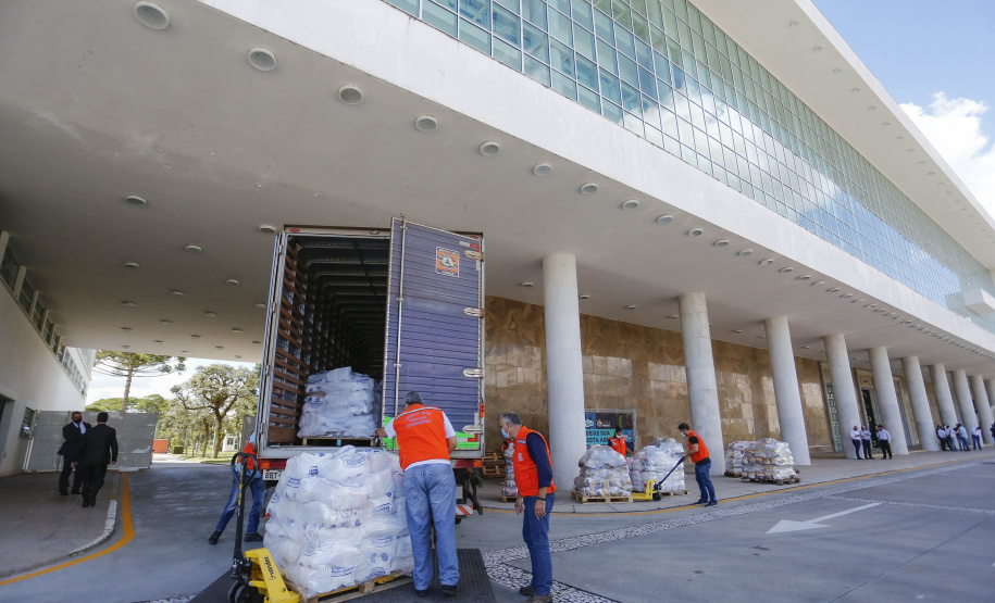 Comunidade portuária arrecada 9 mil cestas básicas para doação[gravata] Funcionários dos portos do Paraná, empresas e órgãos que atuam em Paranaguá e Antonina participam da segunda edição da campanha Cesta Solidária, promovida pela Superintendência Geral de Ação Solidária (SGAS). Foram arrecadadas 125 toneladas de alimentos, parte deles entregues nesta quarta-feira (31) ao governador Carlos Massa Ratinho Junior.  -  Curitiba, 31/03/2021  -  Foto: Jonathan Campos/AEN