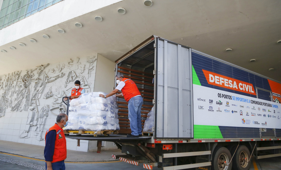 Comunidade portuária arrecada 9 mil cestas básicas para doação[gravata] Funcionários dos portos do Paraná, empresas e órgãos que atuam em Paranaguá e Antonina participam da segunda edição da campanha Cesta Solidária, promovida pela Superintendência Geral de Ação Solidária (SGAS). Foram arrecadadas 125 toneladas de alimentos, parte deles entregues nesta quarta-feira (31) ao governador Carlos Massa Ratinho Junior.  -  Curitiba, 31/03/2021  -  Foto: Jonathan Campos/AEN