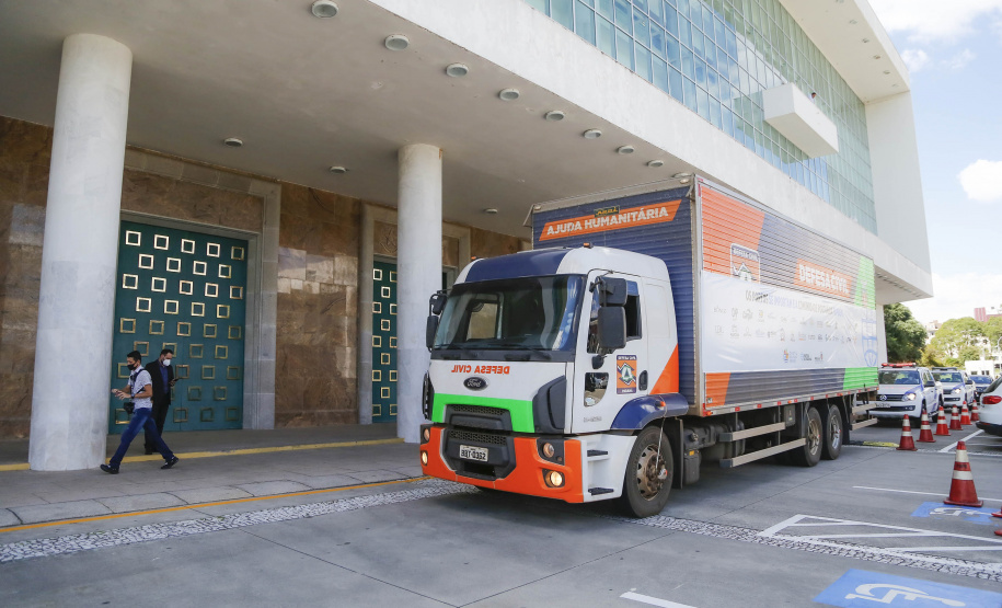 Comunidade portuária arrecada 9 mil cestas básicas para doação[gravata] Funcionários dos portos do Paraná, empresas e órgãos que atuam em Paranaguá e Antonina participam da segunda edição da campanha Cesta Solidária, promovida pela Superintendência Geral de Ação Solidária (SGAS). Foram arrecadadas 125 toneladas de alimentos, parte deles entregues nesta quarta-feira (31) ao governador Carlos Massa Ratinho Junior.  -  Curitiba, 31/03/2021  -  Foto: Jonathan Campos/AEN