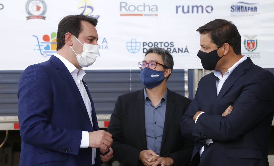 Comunidade portuária arrecada 9 mil cestas básicas para doação[gravata] Funcionários dos portos do Paraná, empresas e órgãos que atuam em Paranaguá e Antonina participam da segunda edição da campanha Cesta Solidária, promovida pela Superintendência Geral de Ação Solidária (SGAS). Foram arrecadadas 125 toneladas de alimentos, parte deles entregues nesta quarta-feira (31) ao governador Carlos Massa Ratinho Junior.  -  Curitiba, 31/03/2021  -  Foto: Jonathan Campos/AEN